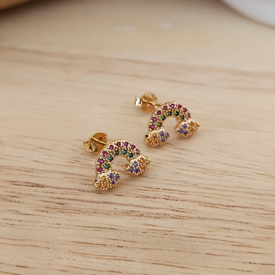 BRINCO ARCO ÍRIS CRAVEJADO EM MICROZICÔNIAS COLORIDAS