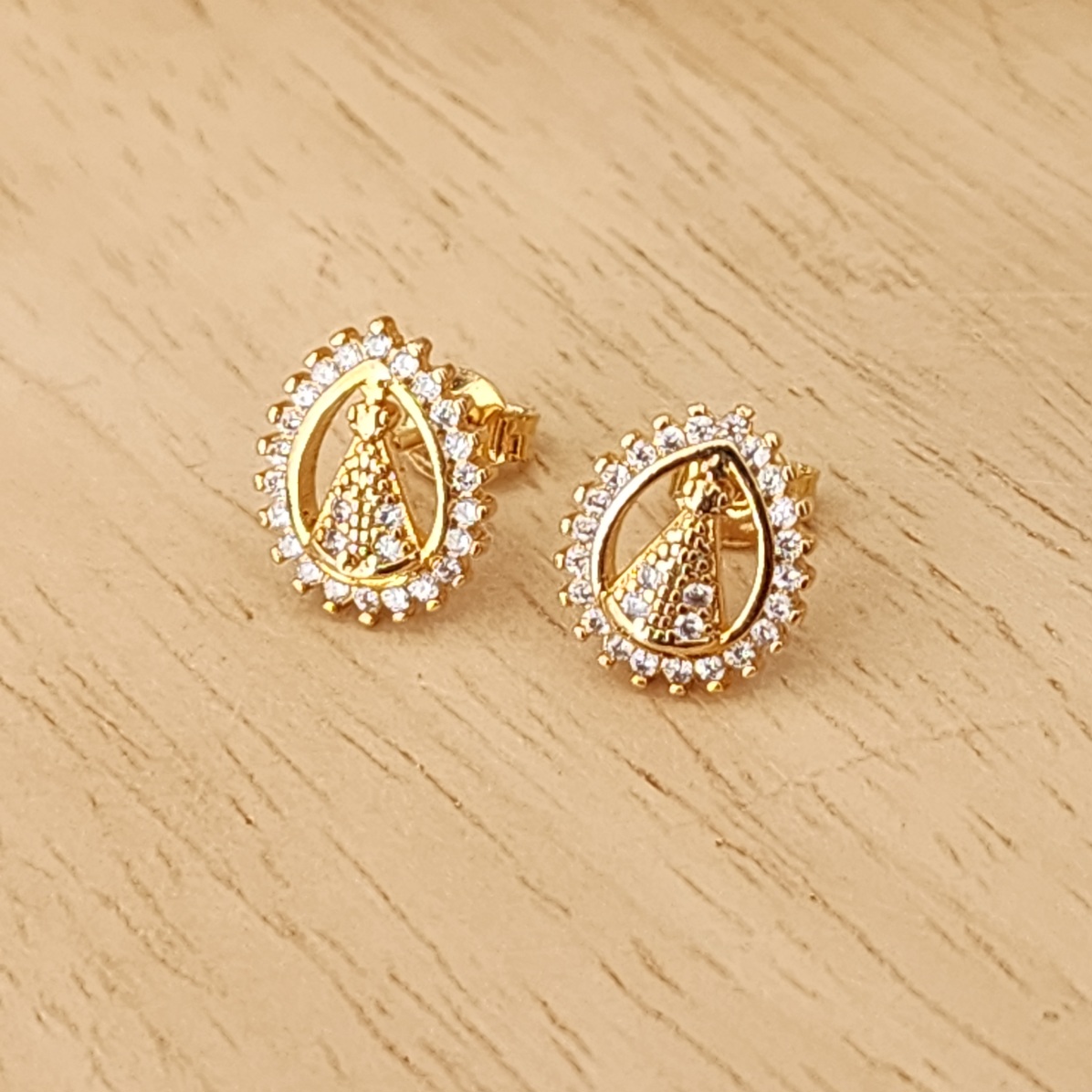BRINCO NOSSA SENHORA APARECISA CRAVEJADA EM MICROZIRCÔNIA CRISTAL