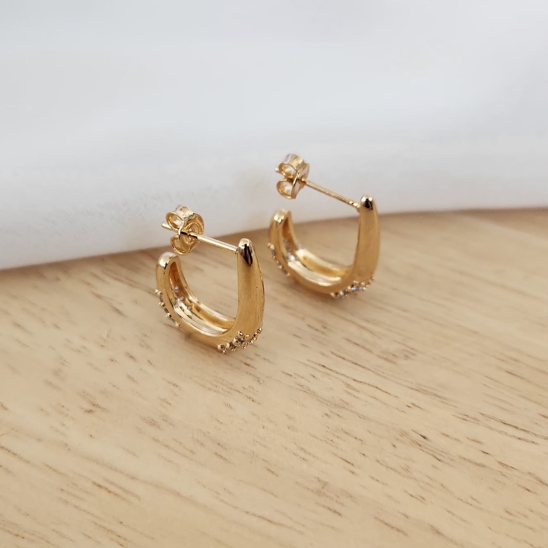 BRINCO MEIA ARGOLA CRAVEJADA EM MICROZIRCÔNIA CRISTAL