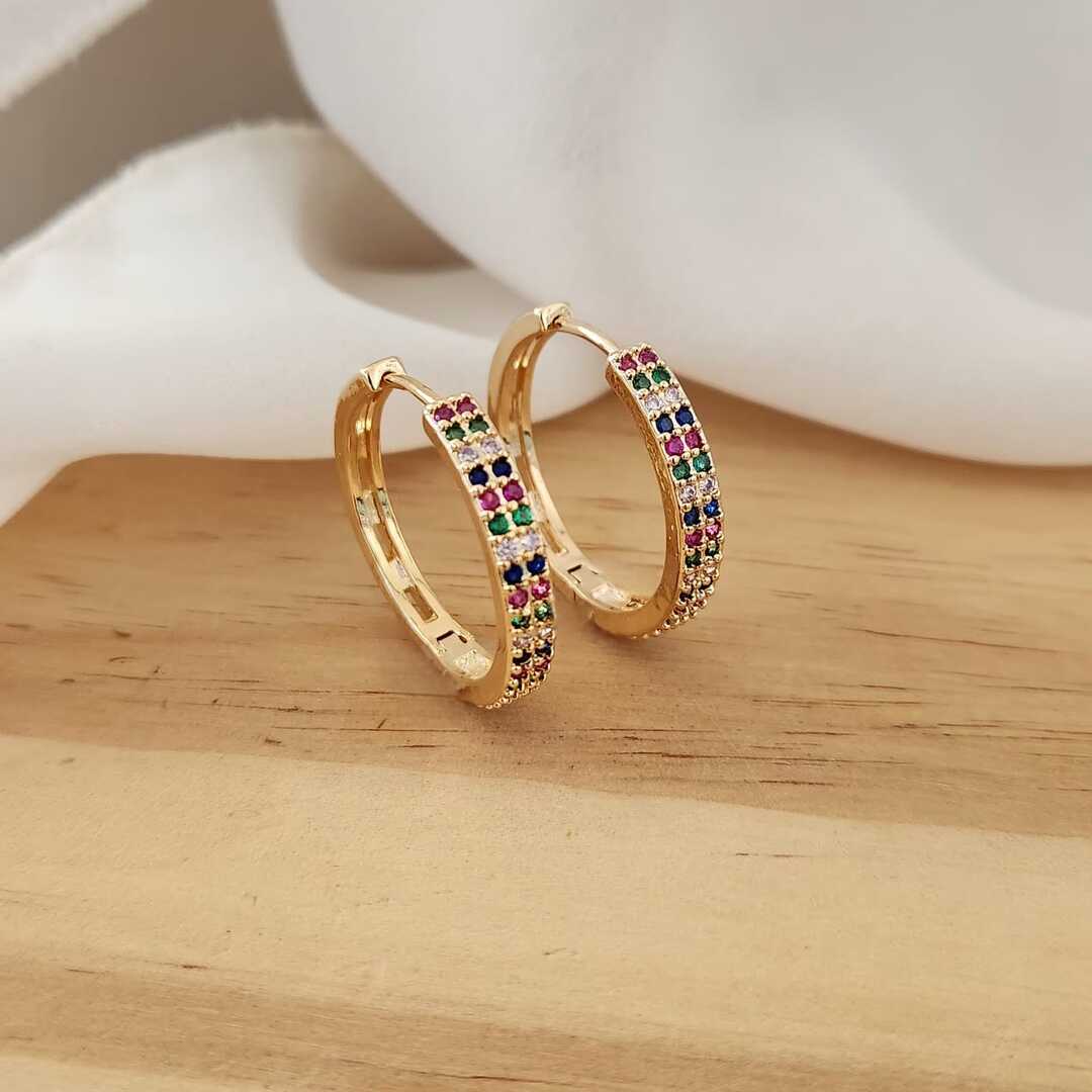 BRINCO ARGOLA MÉDIA CRAVEJADO EM MICROZIRCÔNIAS COLORIDO