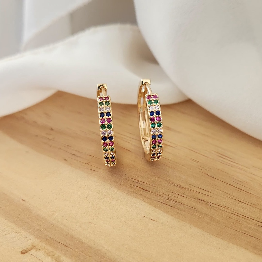 BRINCO ARGOLA MÉDIA CRAVEJADO EM MICROZIRCÔNIAS COLORIDO
