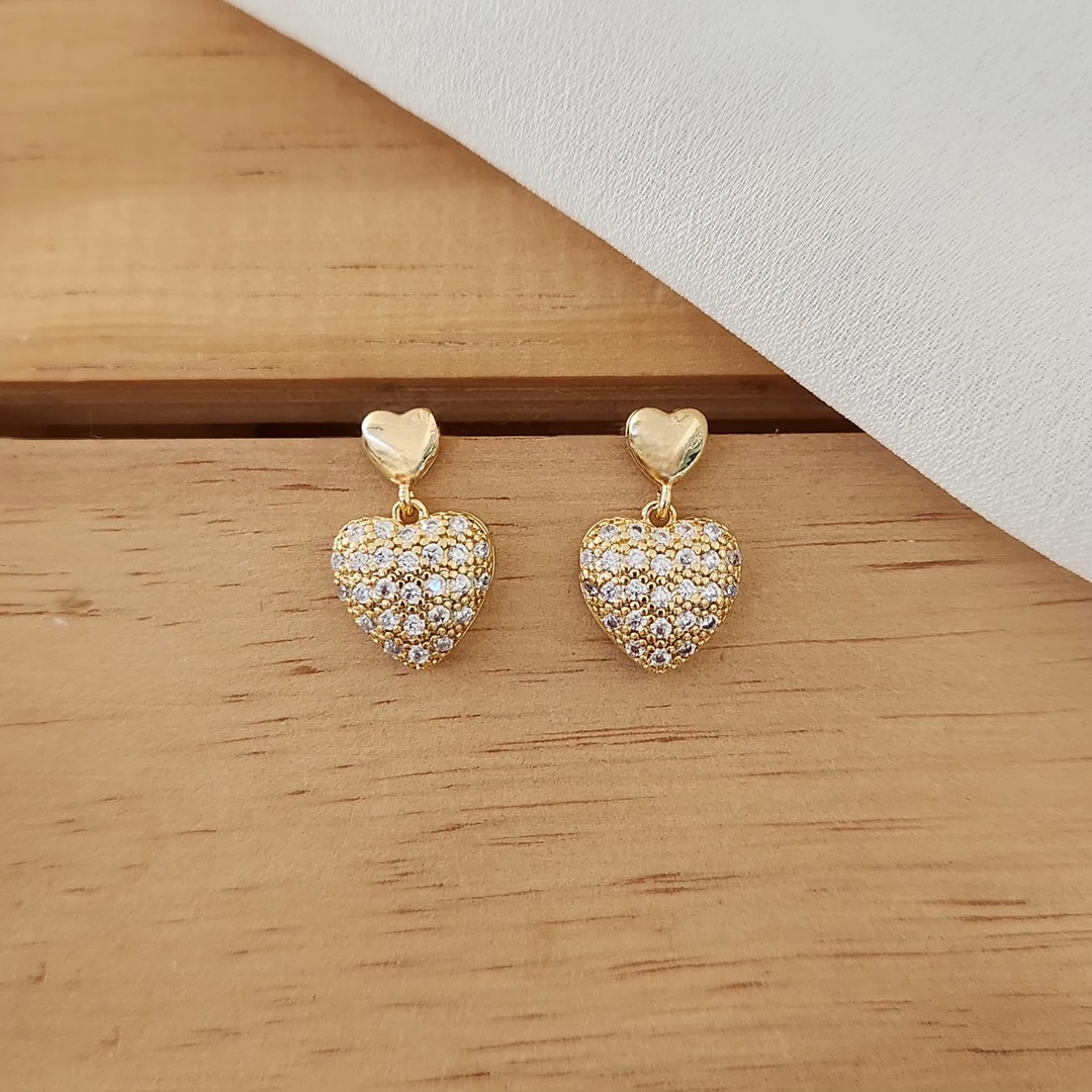 BRINCO DOIS CORAÇÕES CRAVEJADO EM MICROZIRCÔNIAS CRISTAL