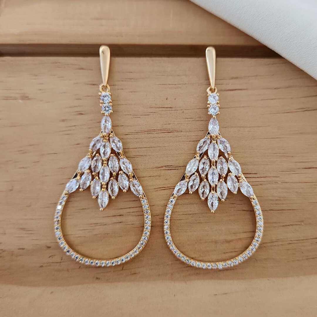 BRINCO FESTA GOTA CRAVEJADO EM NAVETES CRISTAL E MICROZIRCÔNIAS CRISTAL