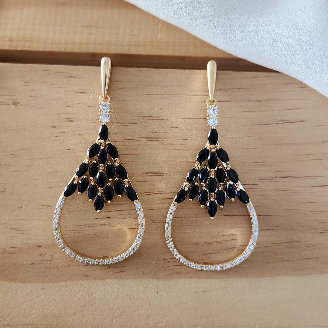 BRINCO FESTA GOTA CRAVEJADO EM NAVETES PRETAS E MICROZIRCÔNIAS CRISTAL