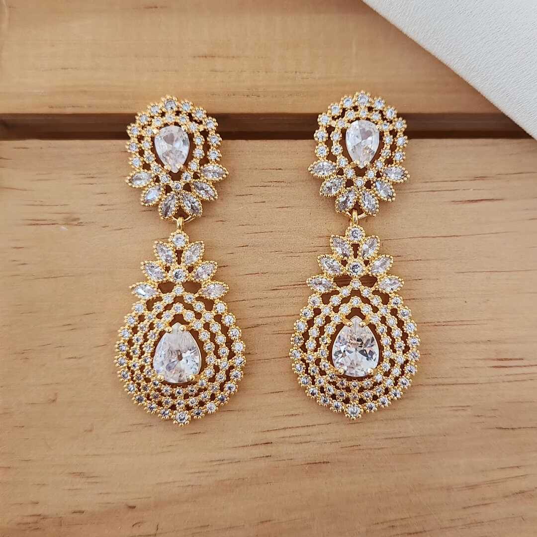 BRINCO FESTA CRAVEJADO EM NAVETES CRISTAL E MICROZIRCÔNIAS CRISTAL