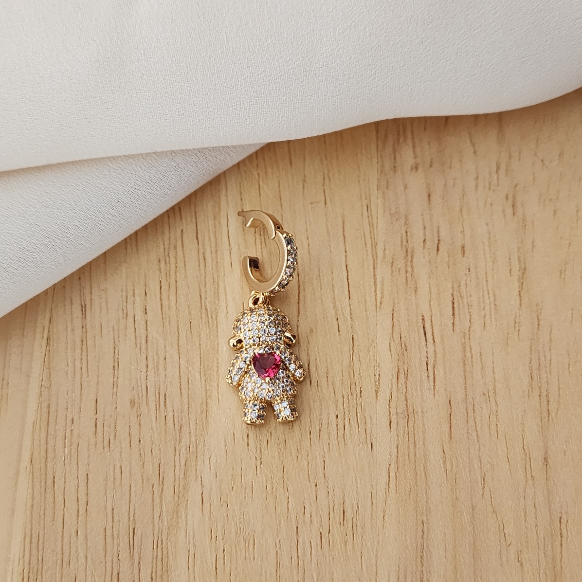 PINGENTE MENINA CORAÇÃO AZUL CRAVEJADO EM ZIRCÔNIAS CRISTAL FECHO GANCHO
