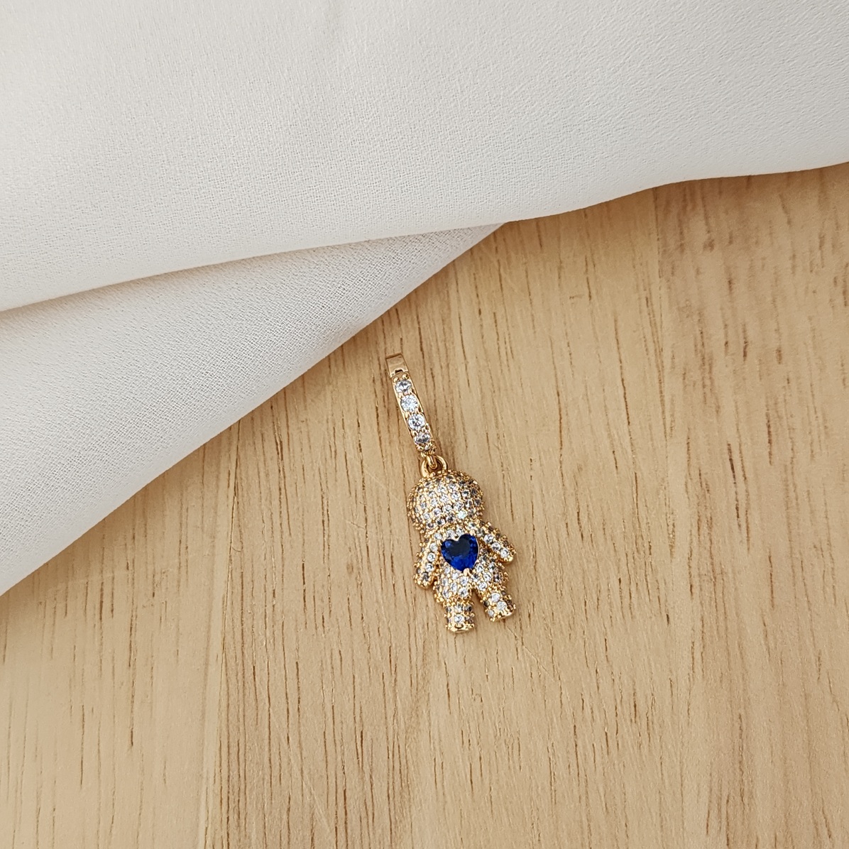 PINGENTE MENINO CORAÇÃO AZUL CRAVEJADO EM ZIRCÔNIAS CRISTAL FECHO GANCHO