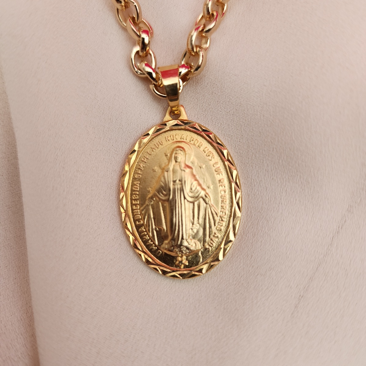 COLAR ELOS COM PINGENTE DOURADO NOSSA SENHORA DAS GRAÇAS