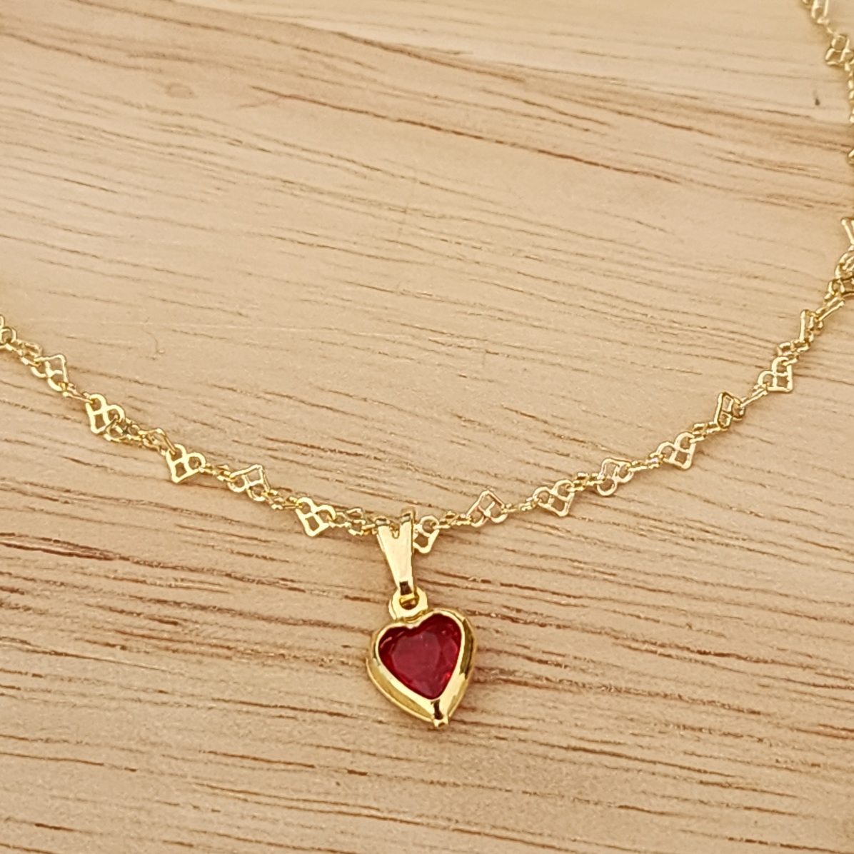 PULSEIRA DOURADA ELOS CORAÇÃO COM PINGENTE DE CORAÇÃO ZIRCÔNIA VERMELHA
