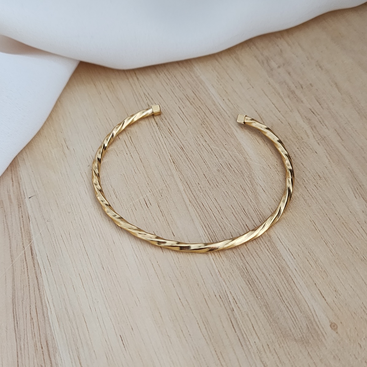 BRACELETE DOURADO ABERTO LISO TORCIDO