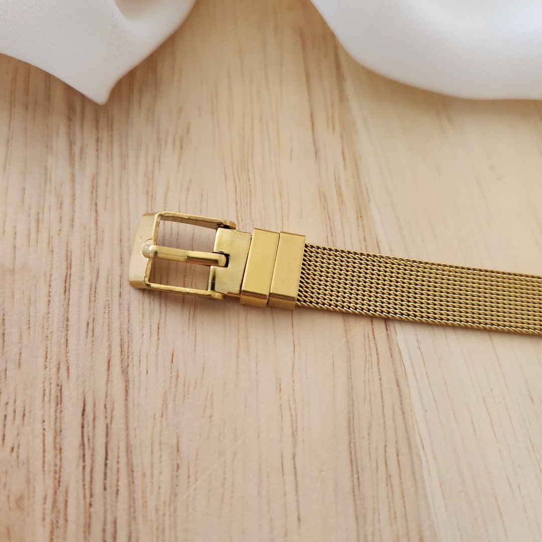 PULSEIRA RELÓGIO AÇO DOURADO AJUSTÁVEL COM CHARMS CORAÇÃO/INFINITO/CRUZ/ESTRELA