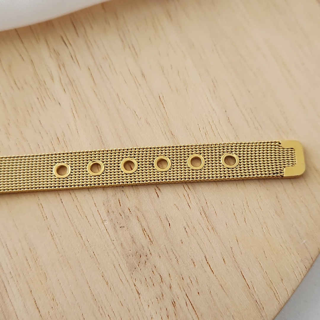 PULSEIRA RELÓGIO AÇO DOURADO AJUSTÁVEL COM CHARMS CORAÇÃO/INFINITO/CRUZ/ESTRELA