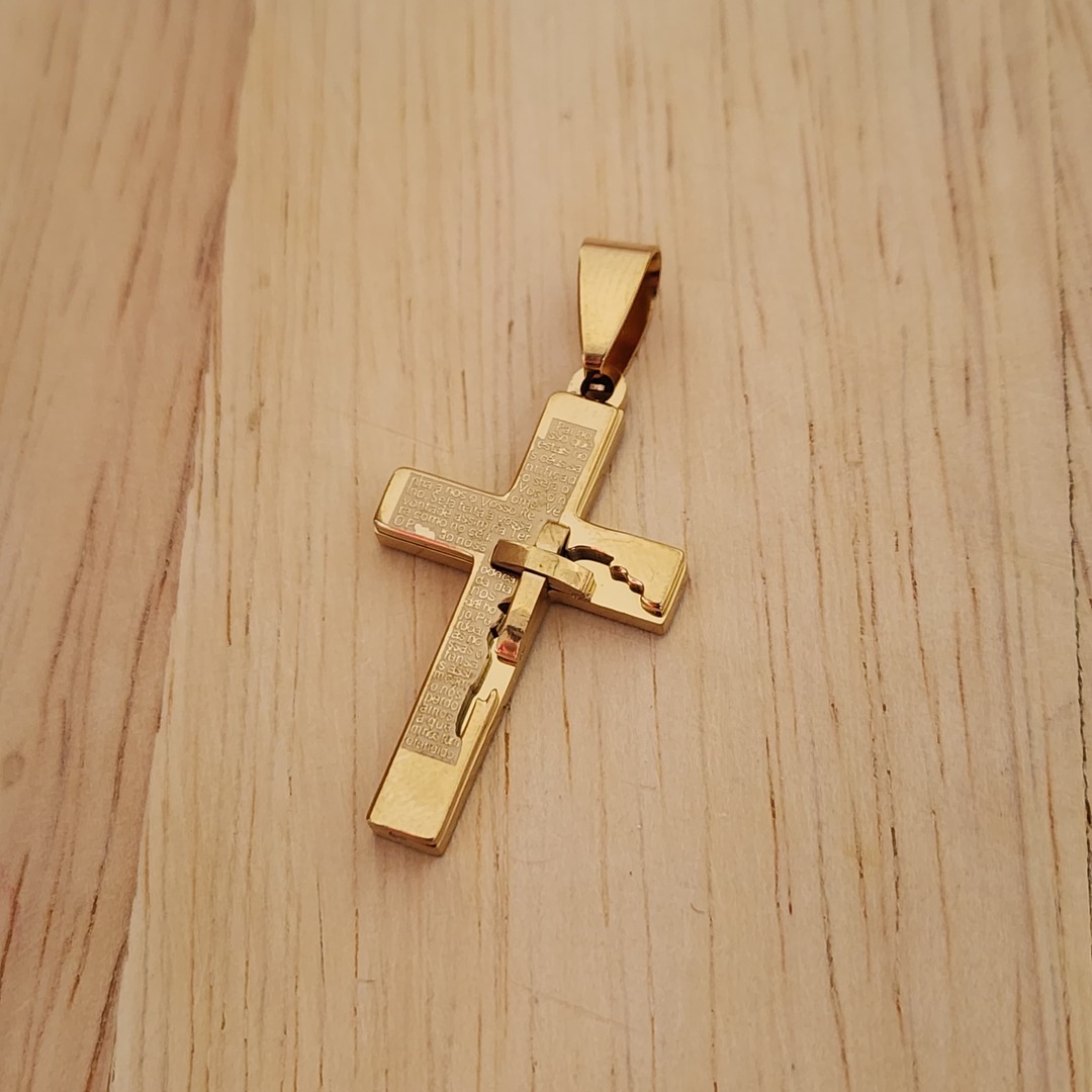 PINGENTE AÇO DOURADO CRUZ PAI NOSSO DETALHE