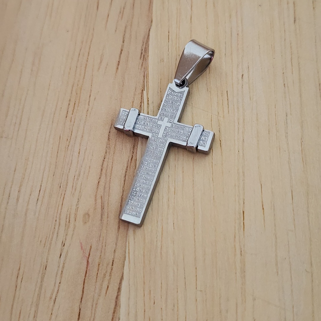 PINGENTE AÇO CRUZ PAI NOSSO DETALHE