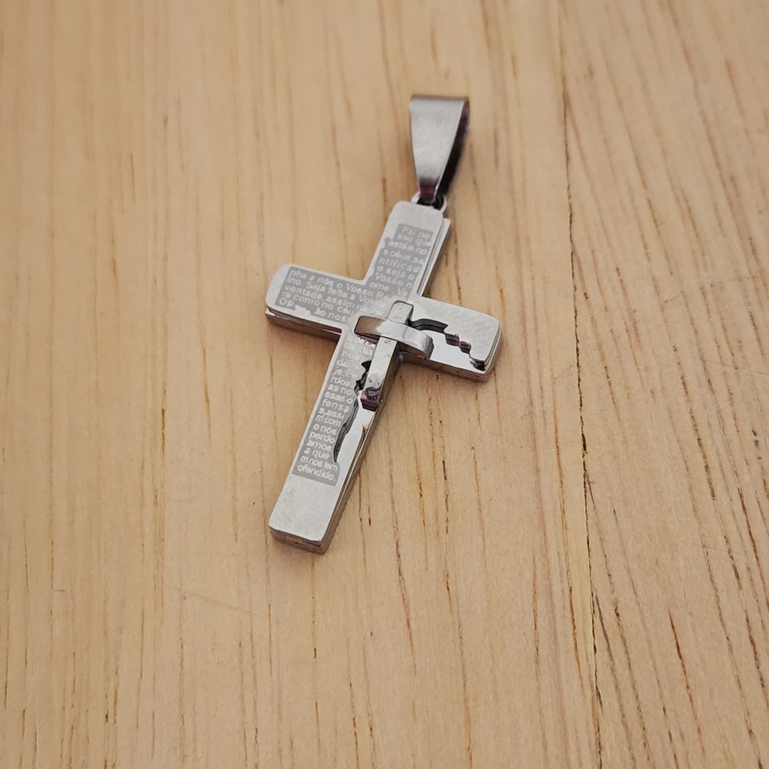 PINGENTE AÇO CRUZ PAI NOSSO DETALHE