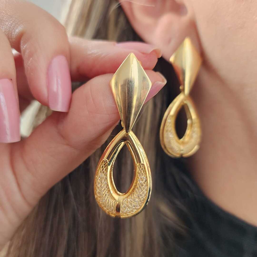 BRINCO GOTA CIRCULAR VAZADA COM ZIRCÔNIAS