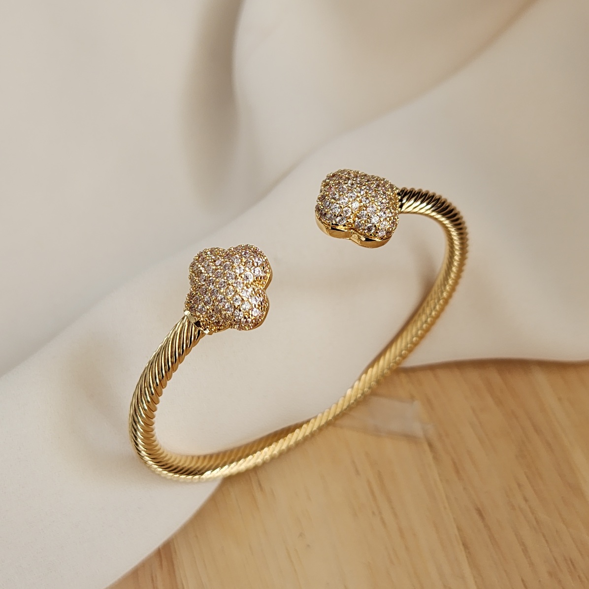 BRACELETE ARO DOIS TREVOS CRAVJADOS EM ZIRCÔNIAS