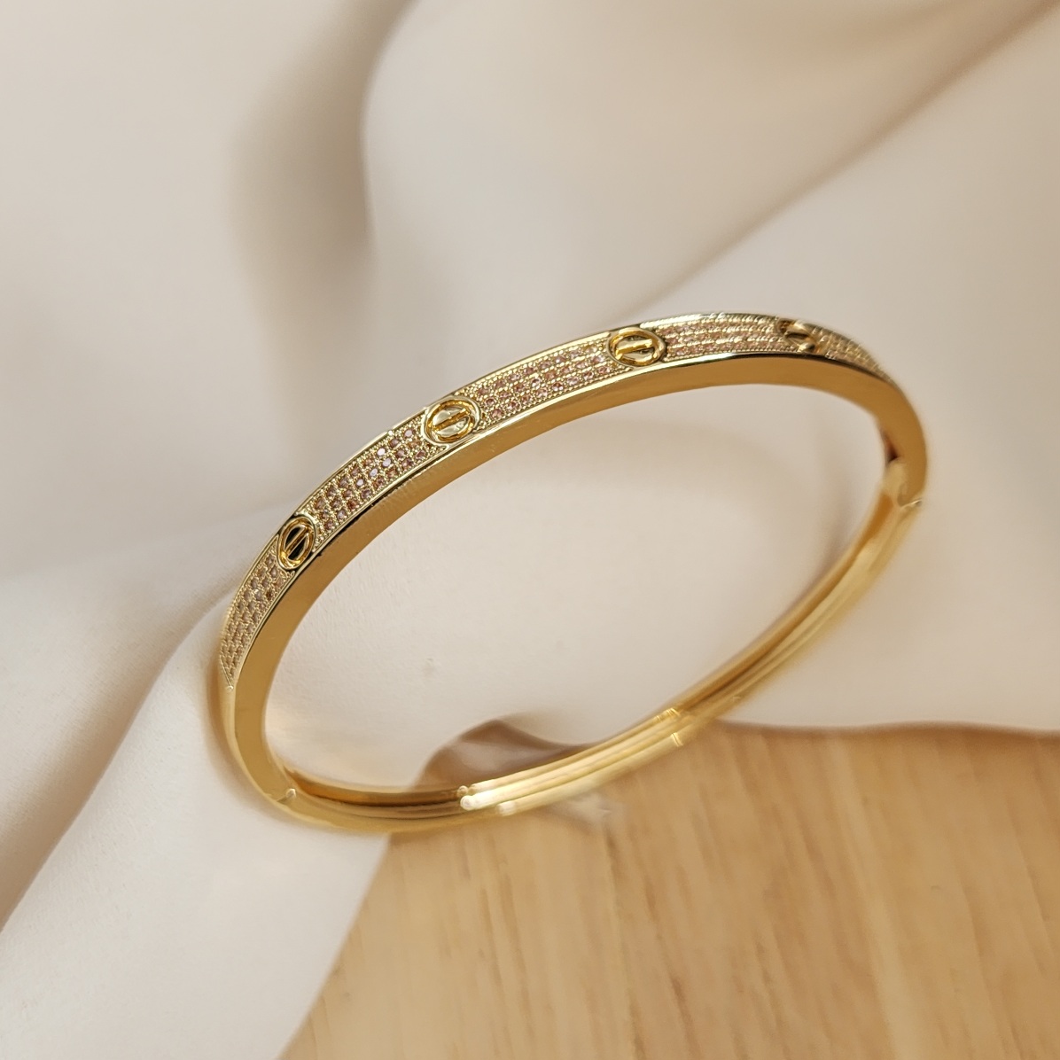 BRACELETE CRAVEJADO EM MICROZIRCÔNIAS CRISTAL