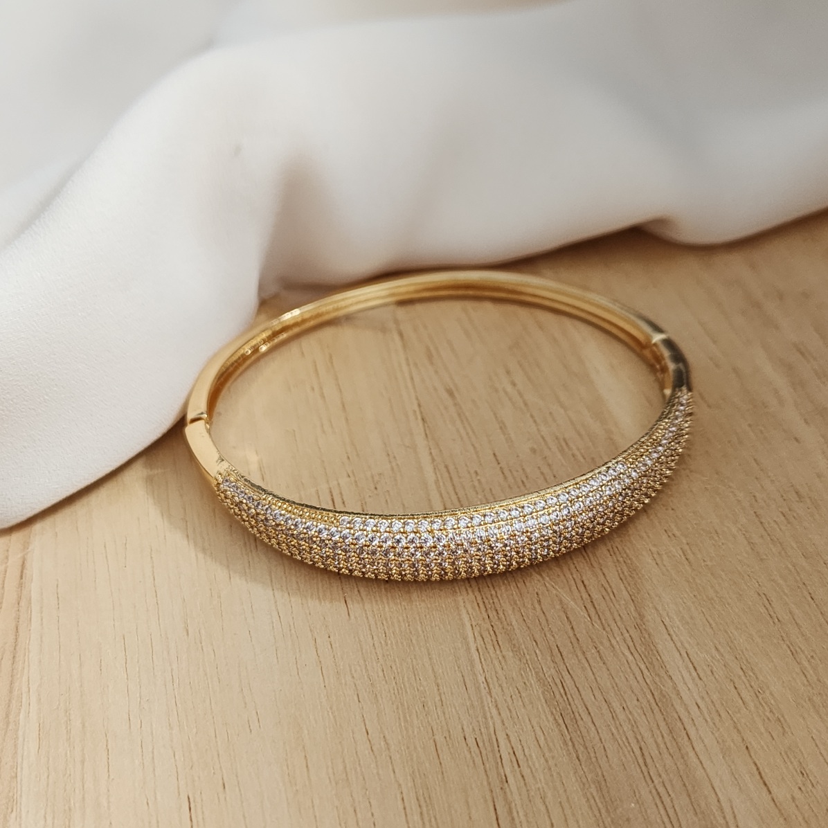 BRACELETE CRAVEJADO EM MICROZIRCÔNIAS CRISTAL DOURADO