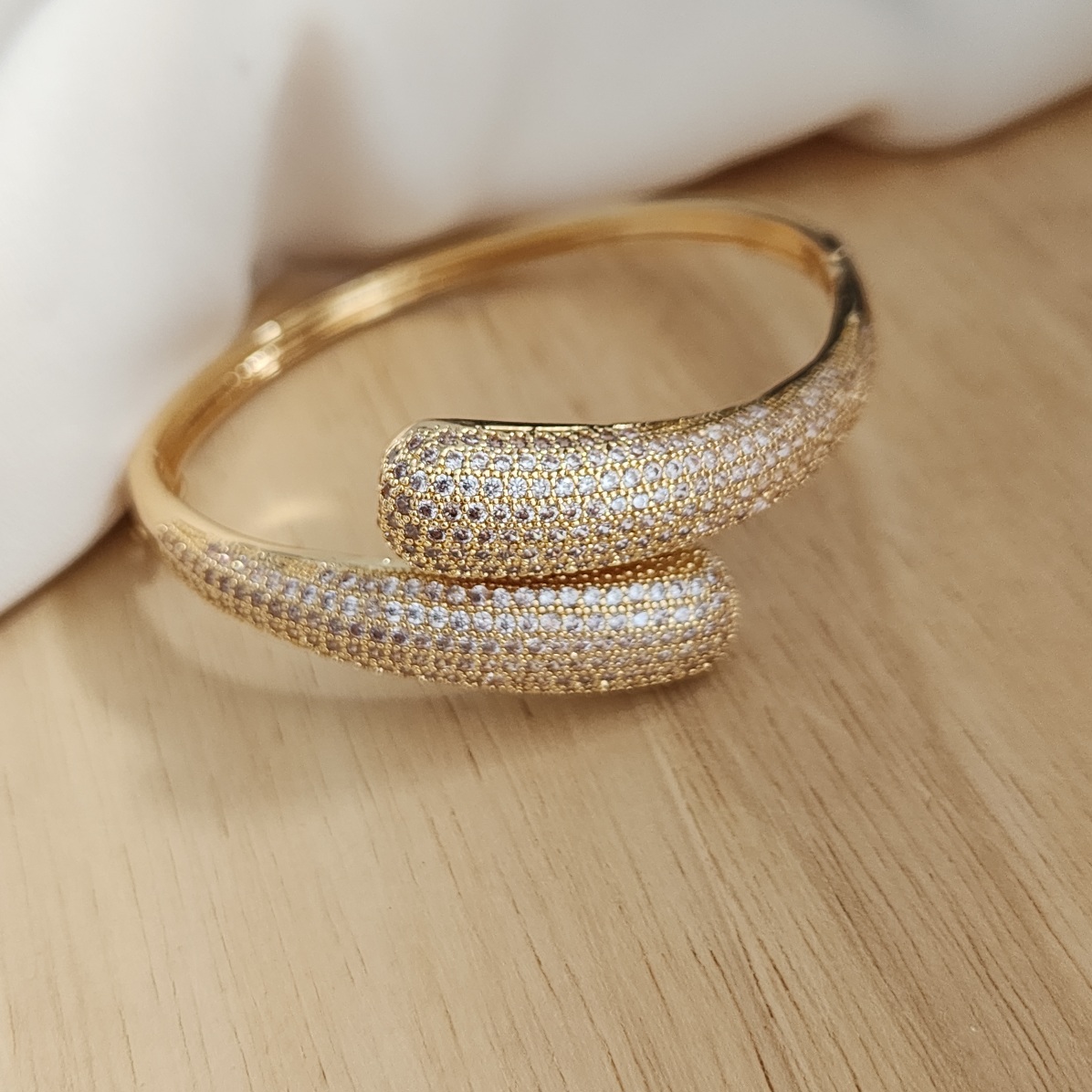 BRACELETE CRAVEJADO EM MICROZIRCÔNIAS CRISTAL DOURADO TRANÇADO