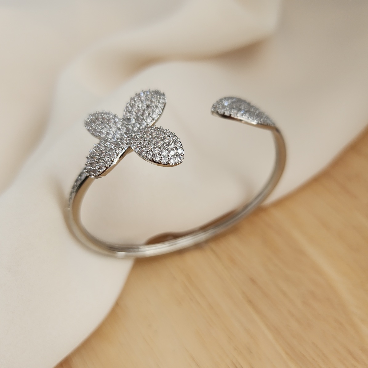 BRACELETE CRAVEJADO EM MICROZIRCÔNIAS CRISTAL PRATA FLOR E BORBOLETA
