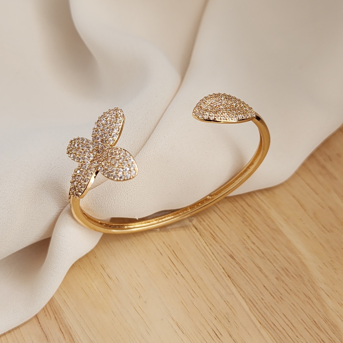 BRACELETE CRAVEJADO EM MICROZIRCÔNIAS CRISTAL DOURADO FLOR E BORBOLETA