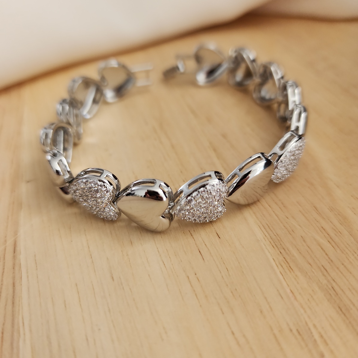 PULSEIRA BRACELETE CORAÇÕES GRANDES CRAVEJADO EM MICROZIRCÔNIAS CRISTAL