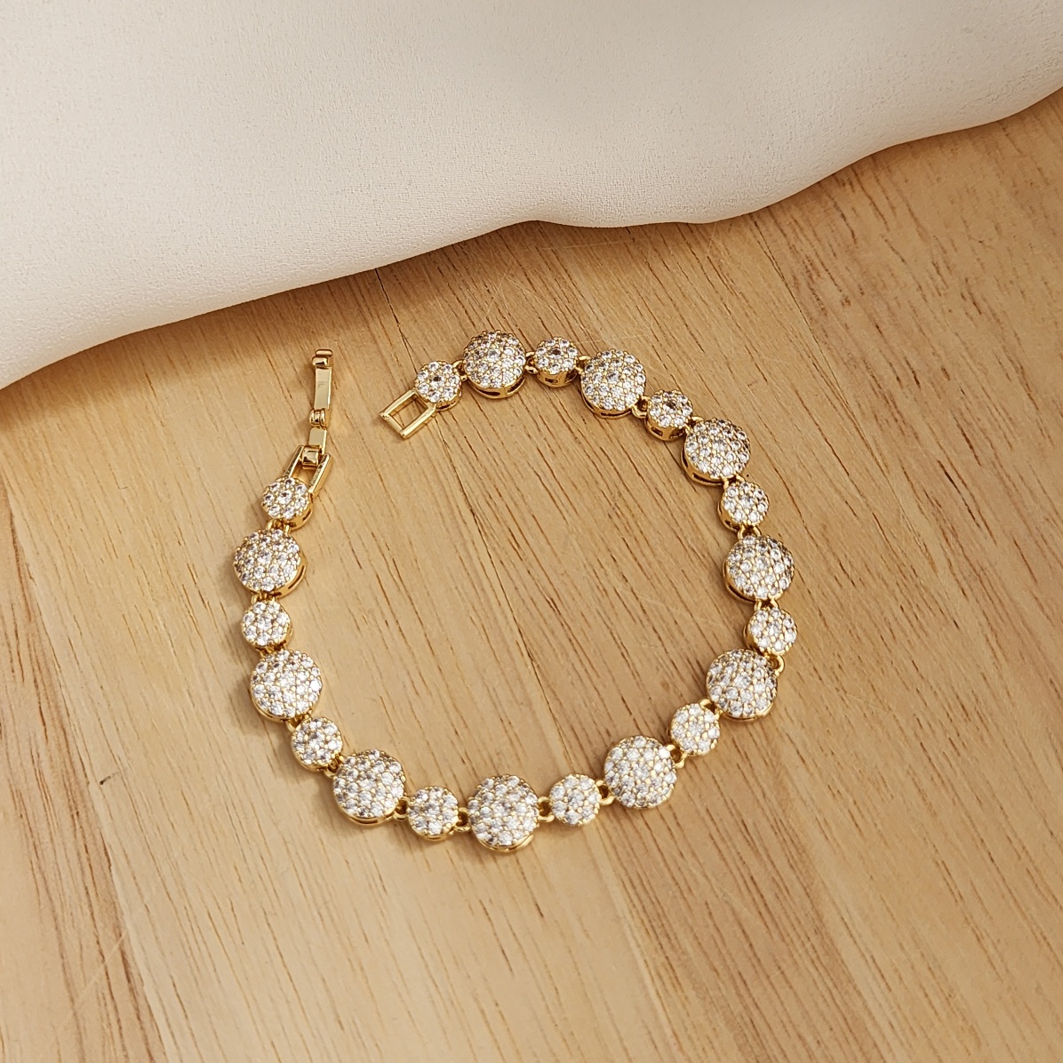 PULSEIRA BRACELETE DOURADA CÍRCULOS CRAVEJADOS EM ZIRCÔNIAS
