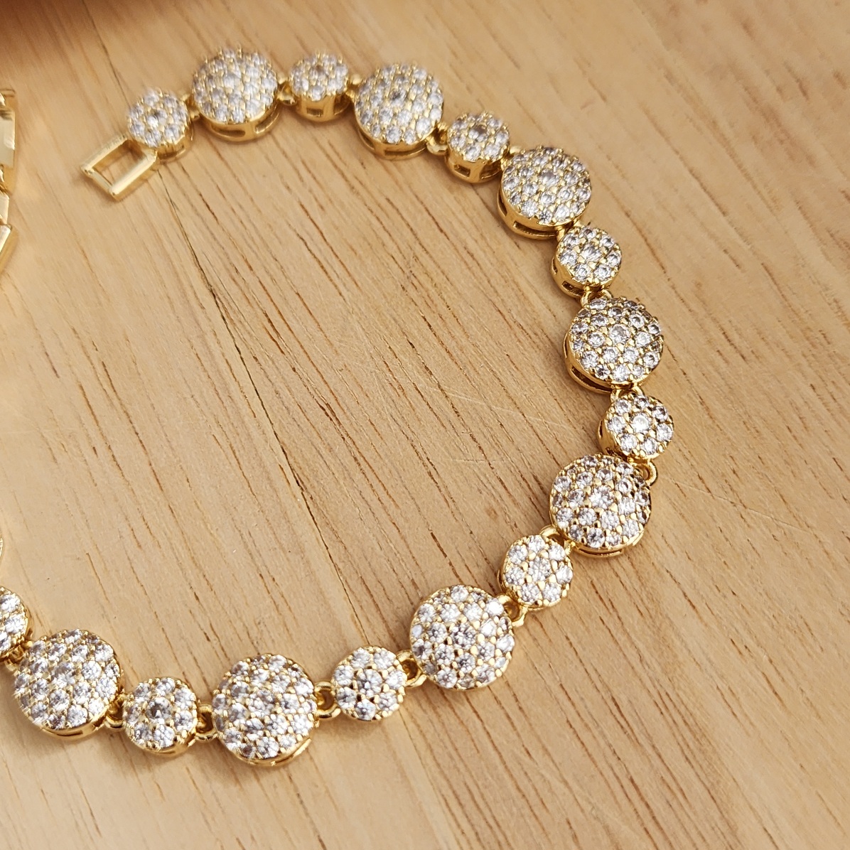 PULSEIRA BRACELETE DOURADA CÍRCULOS CRAVEJADOS EM ZIRCÔNIAS