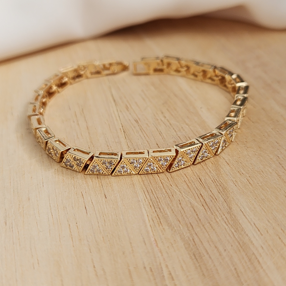 PULSEIRA BRACELETE DOURADA TRIÂNGULOS CRAVEJADOS EM ZIRCÔNIAS