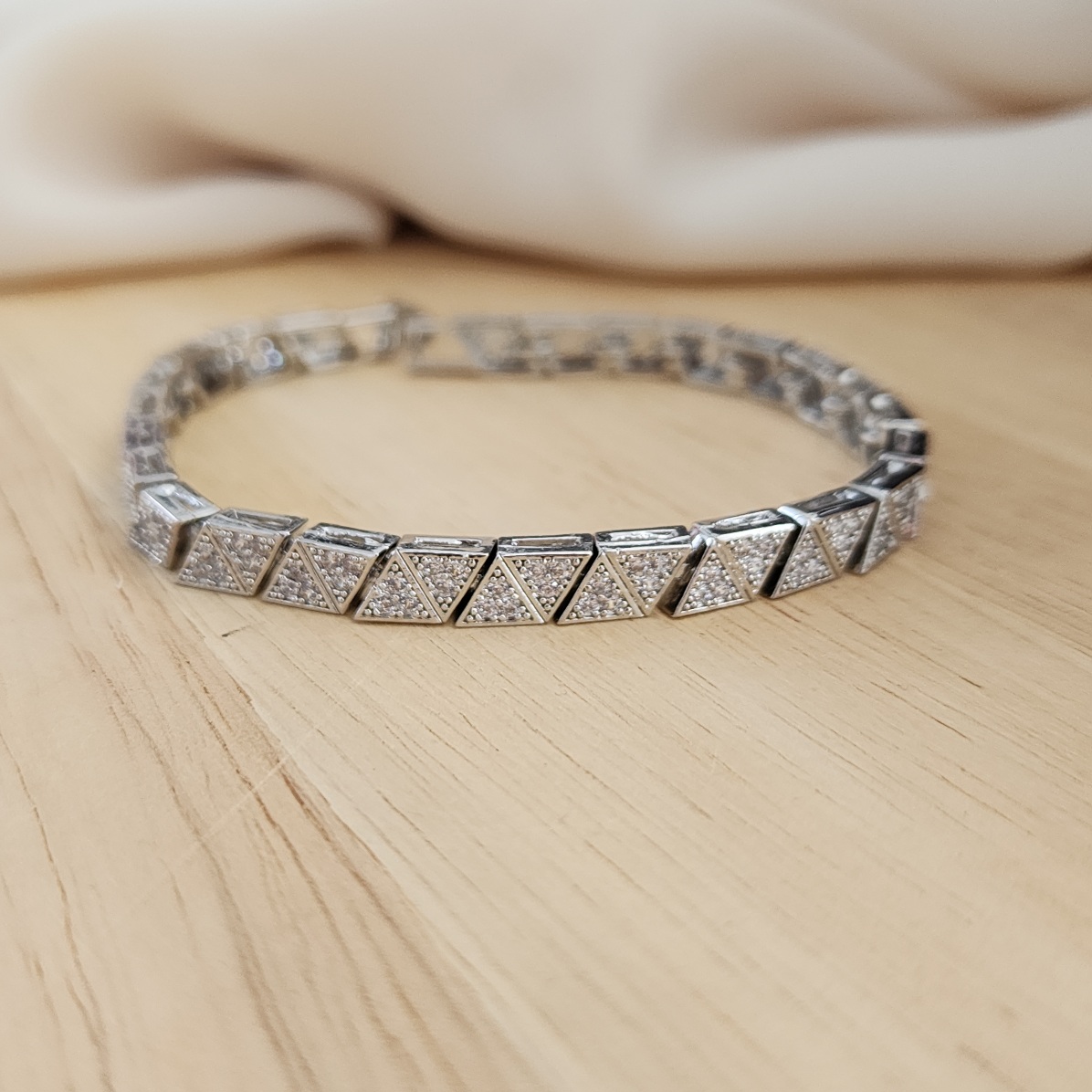 PULSEIRA BRACELETE RÓDIO BRANCO TRIÂNGULOS CRAVEJADOS EM ZIRCÔNIAS