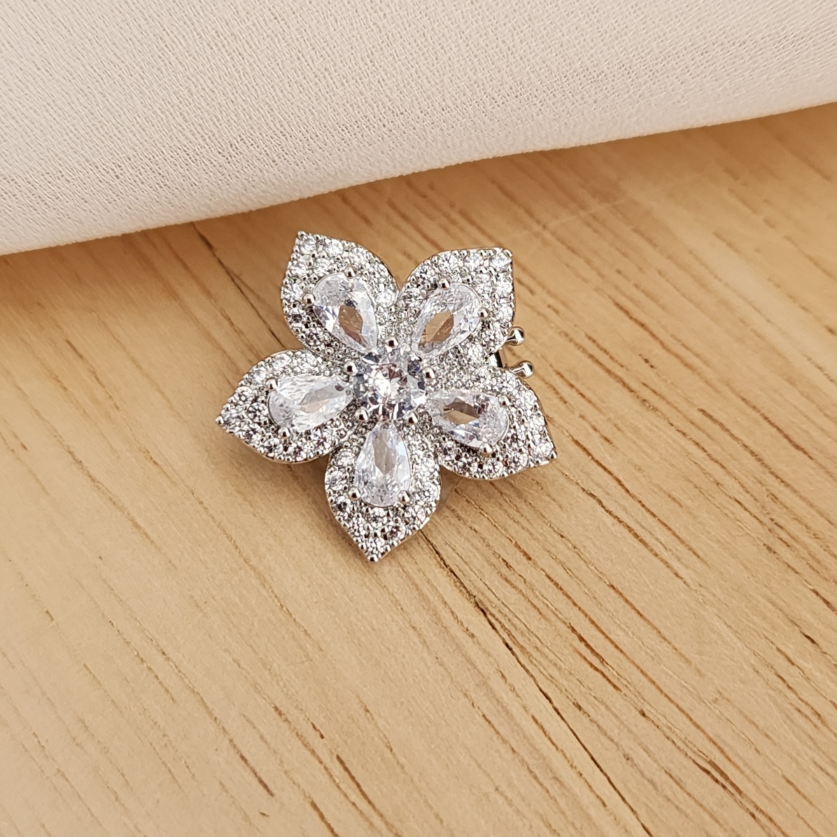 PINGENTE CHARM RÓDIO BRANCO FLOR CRAVEJADO EM ZIRCÔNIAS