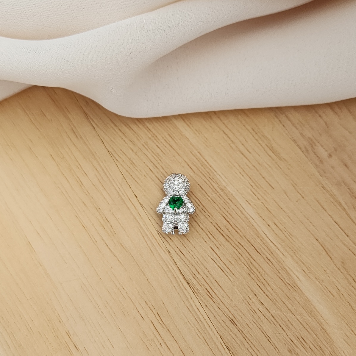 PINGENTE CHARM RÓDIO BRANCO MENINO CRAVEJADO EM ZIRCÔNIAS