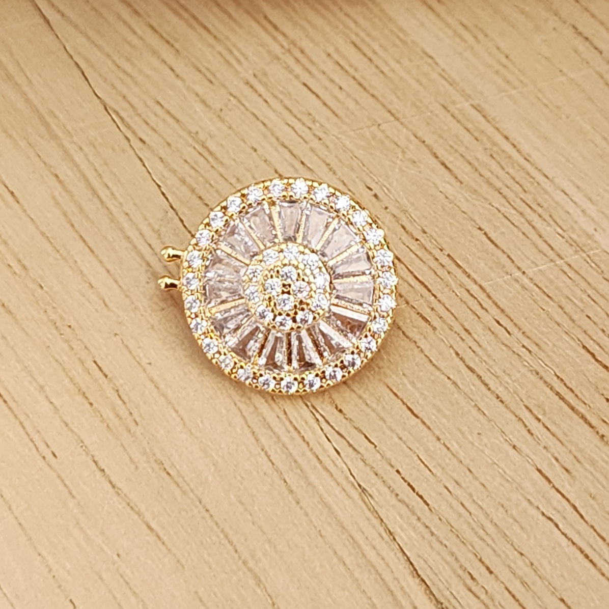 PINGENTE CHARM DOURADO PIZZA CRAVEJADO EM ZIRCÔNIAS