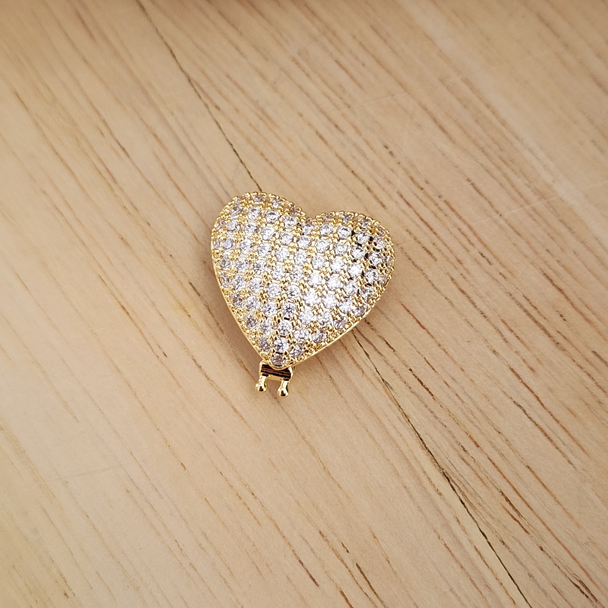 PINGENTE CHARM DOURADO CORAÇÃO CRAVEJADO EM ZIRCÔNIAS