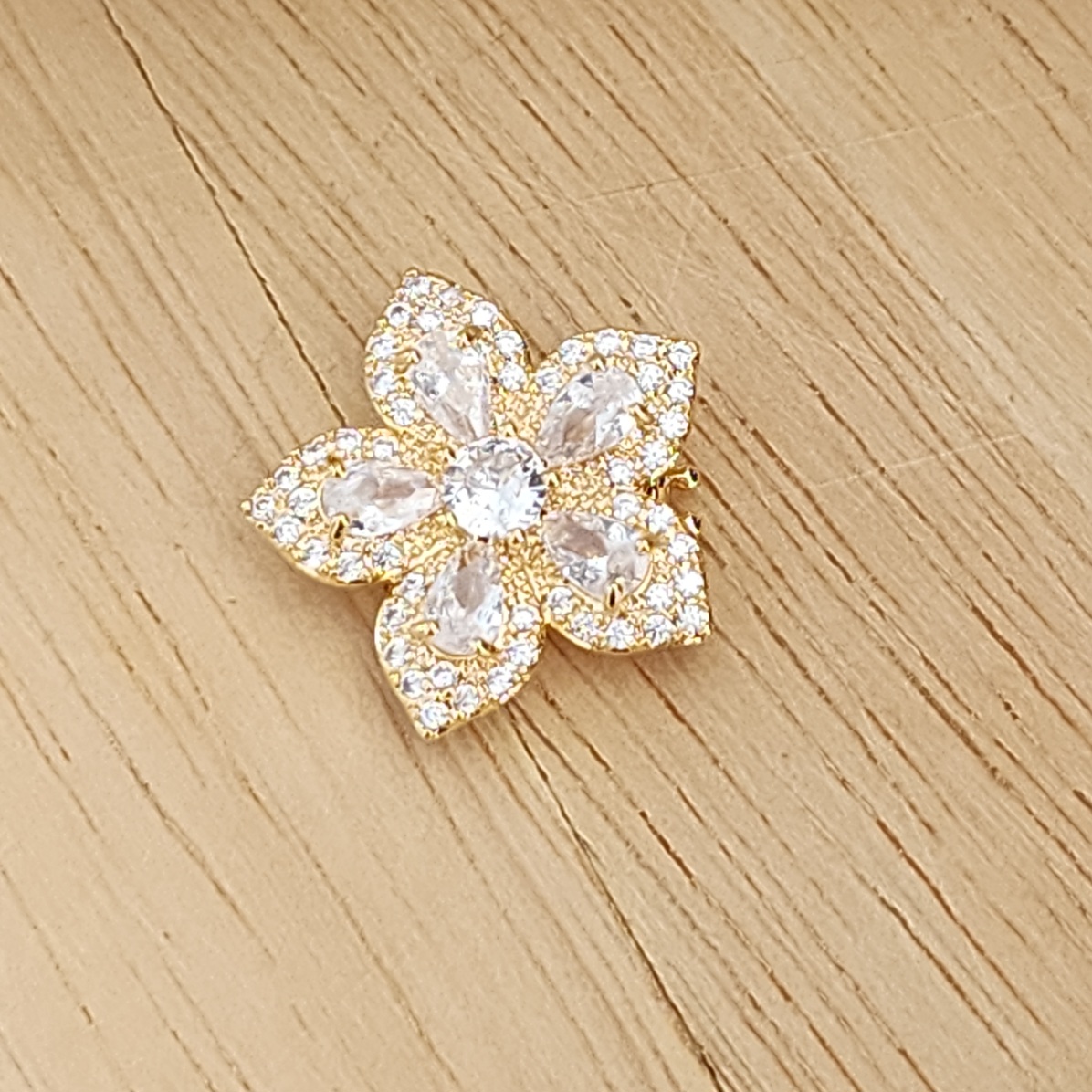 PINGENTE CHARM DOURADO FLÔR CRAVEJADO EM ZIRCÔNIAS