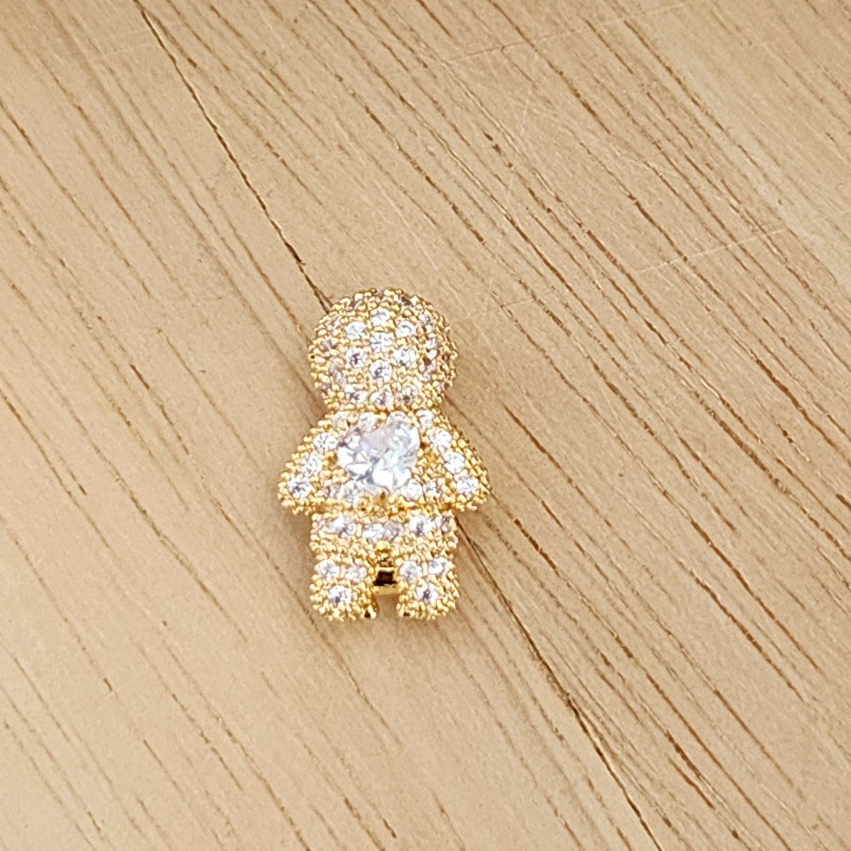 PINGENTE CHARM DOURADO MENINO CRAVEJADO EM ZIRCÔNIAS