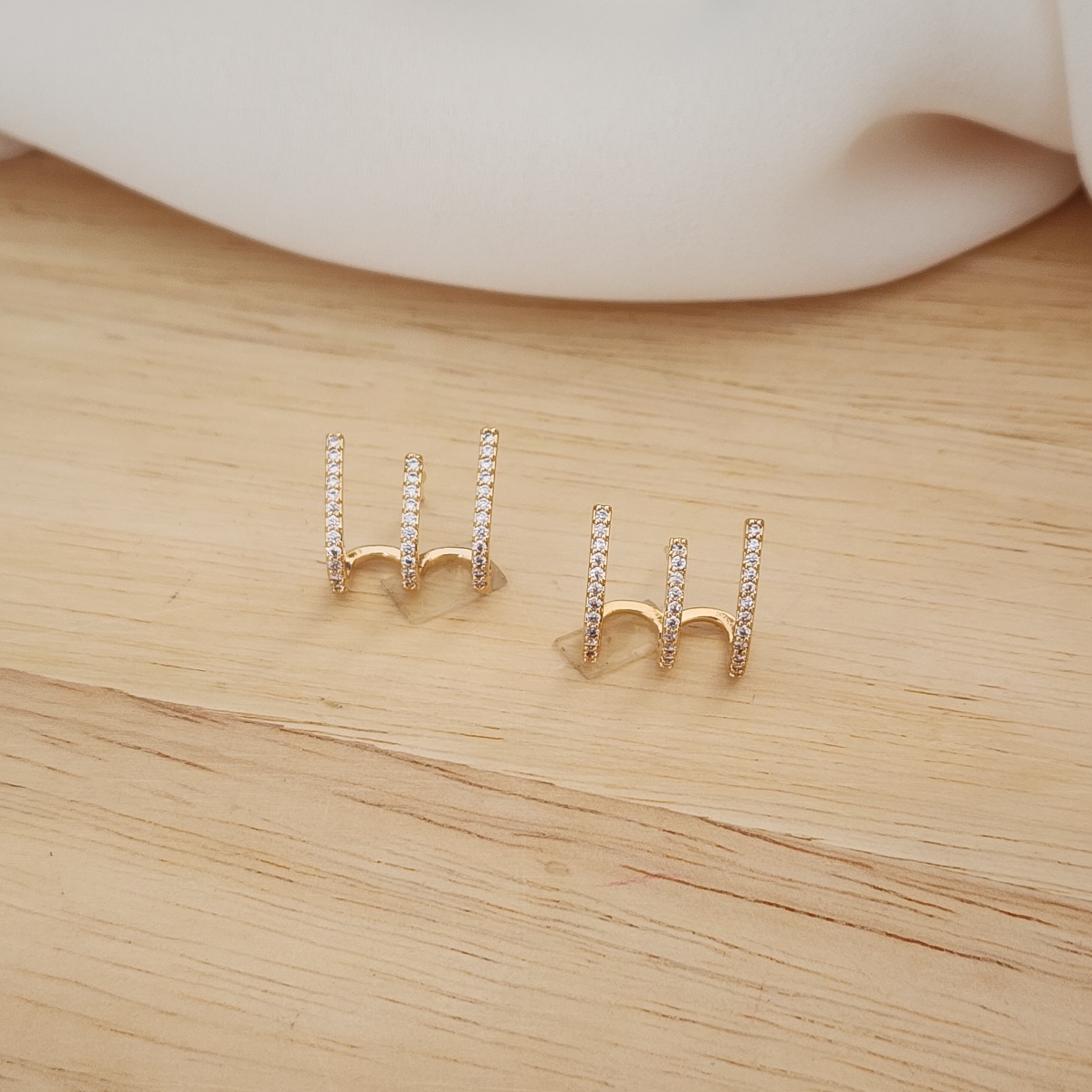 BRINCO EAR CUFF TRÊS FIOS CRAVEJADOS EM ZIRCÔNIAS