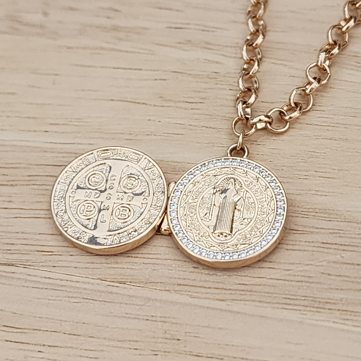 PULSEIRA ELO PORTUGUÊS COM PINGENTE RELICÁRIO SÃO BENTO CRAVEJADO EM MICROZIRCÔNIAS CRISTAL