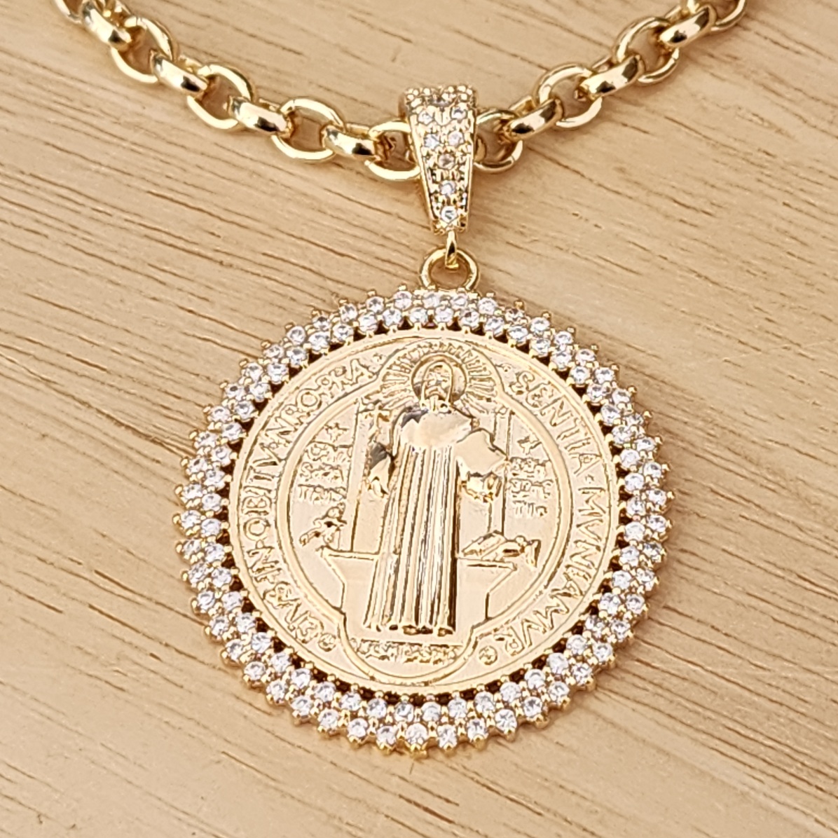 COLAR ELOS 40+10CM PINGENTE MEDALHA 3,5 CM SÃO BENTO CRAVEJADA E ZIRCÔNIAS CRISTAL