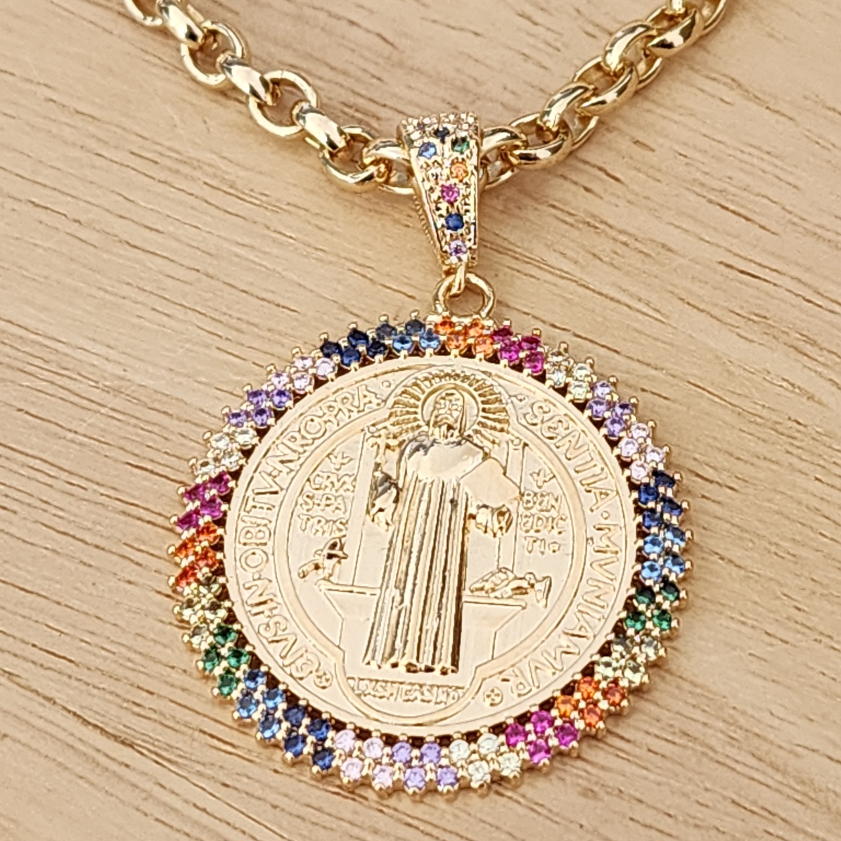 COLAR ELOS 40+10CM PINGENTE MEDALHA 3,5 CM SÃO BENTO CRAVEJADA E ZIRCÔNIAS COLORIDAS