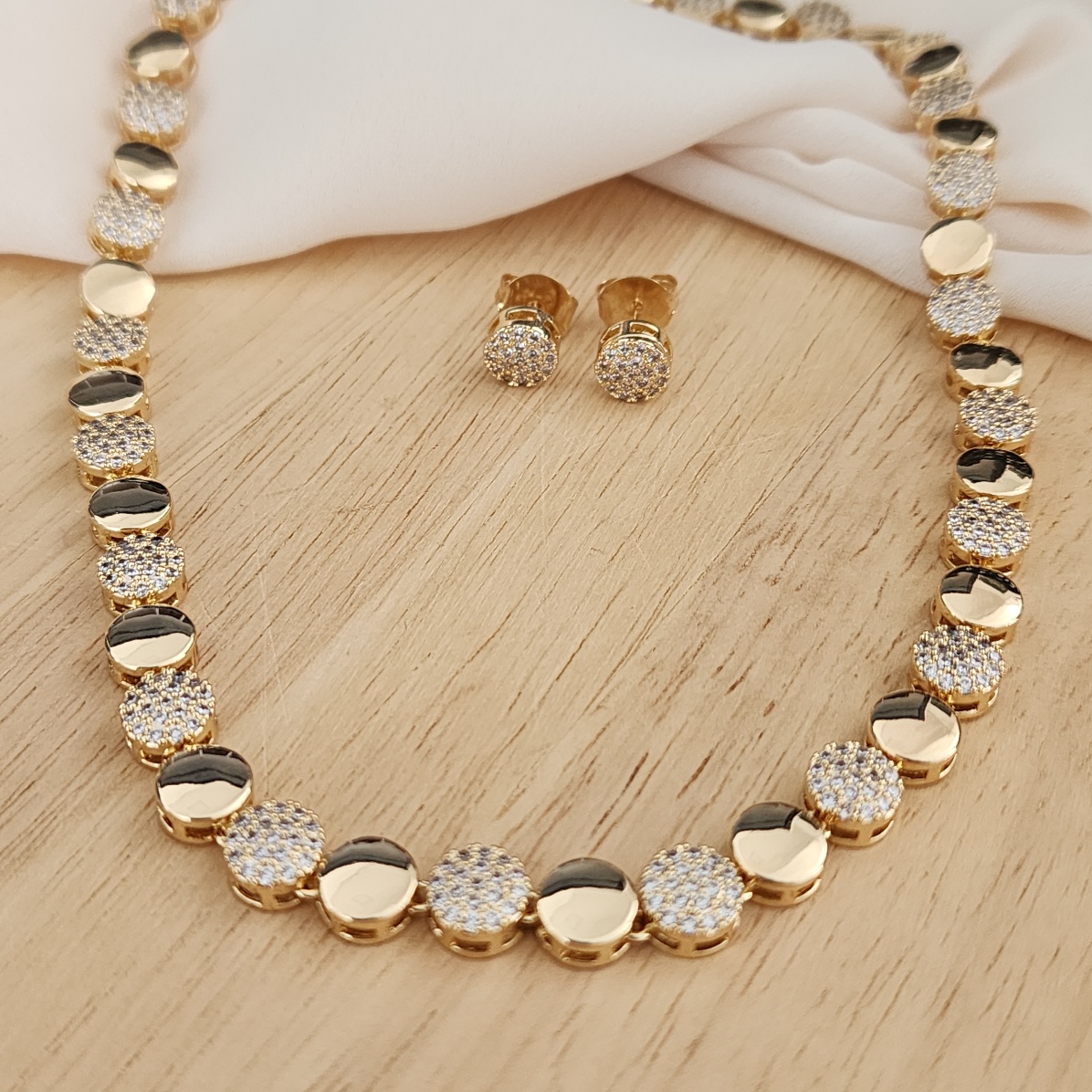 CONJUNTO COLAR GARGANTILHA COM BRINCOS CÍRCULOS LISOS E CRAVEJADOS EM ZIRCÔNIAS
