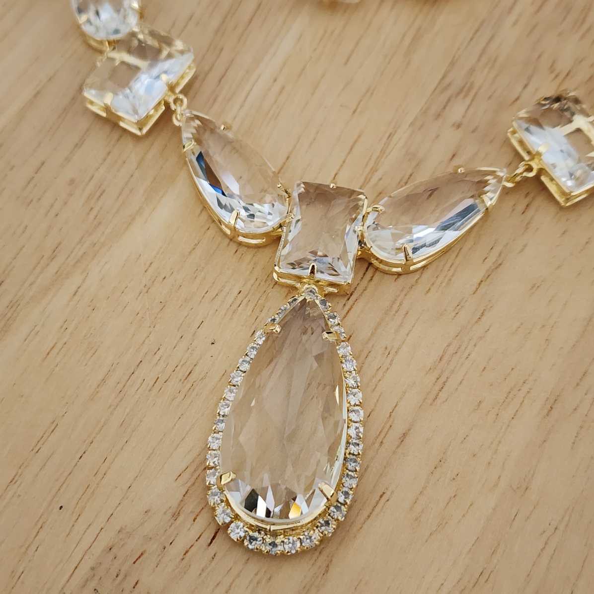 CONJUNTO COLAR E BRINCOS LUXO PEDRAS FORMAS TONS CRISTAL