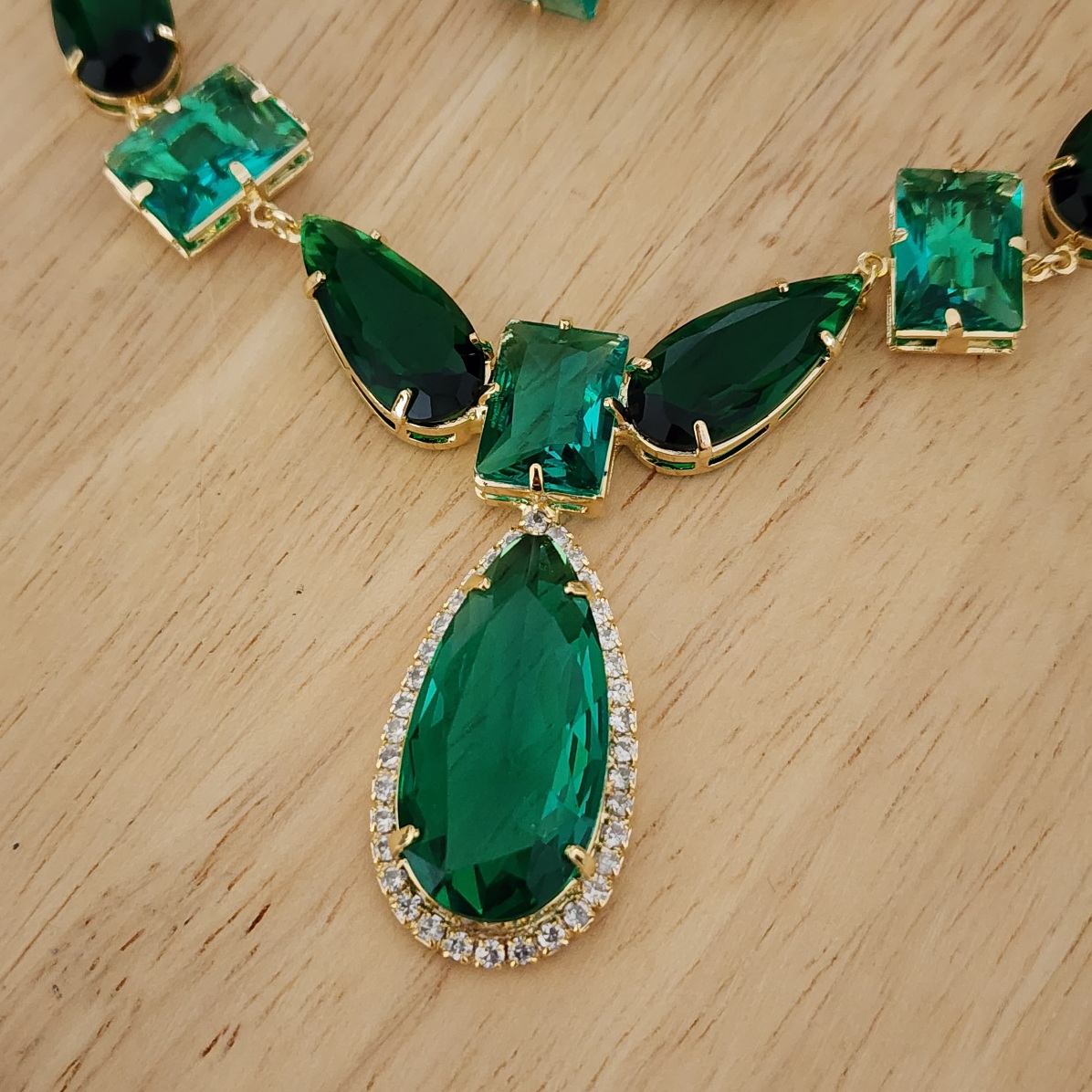 CONJUNTO COLAR E BRINCOS LUXO PEDRAS FORMAS TONS VERDES