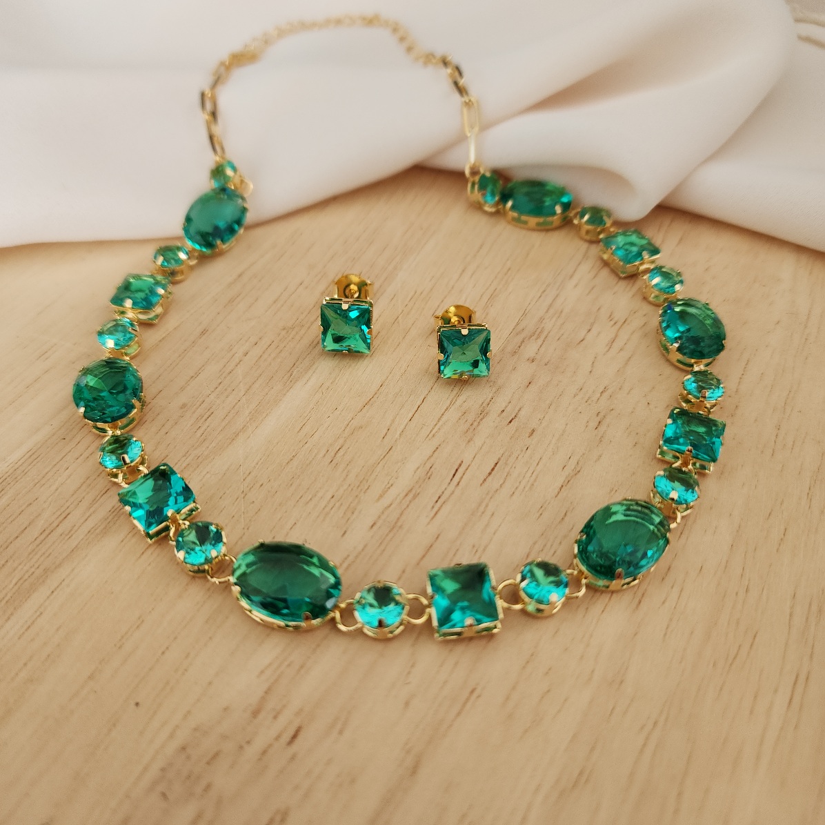 CONJUNTO BRINCOS E COLAR CHOKER LUXO PEDRAS FORMAS VERDE