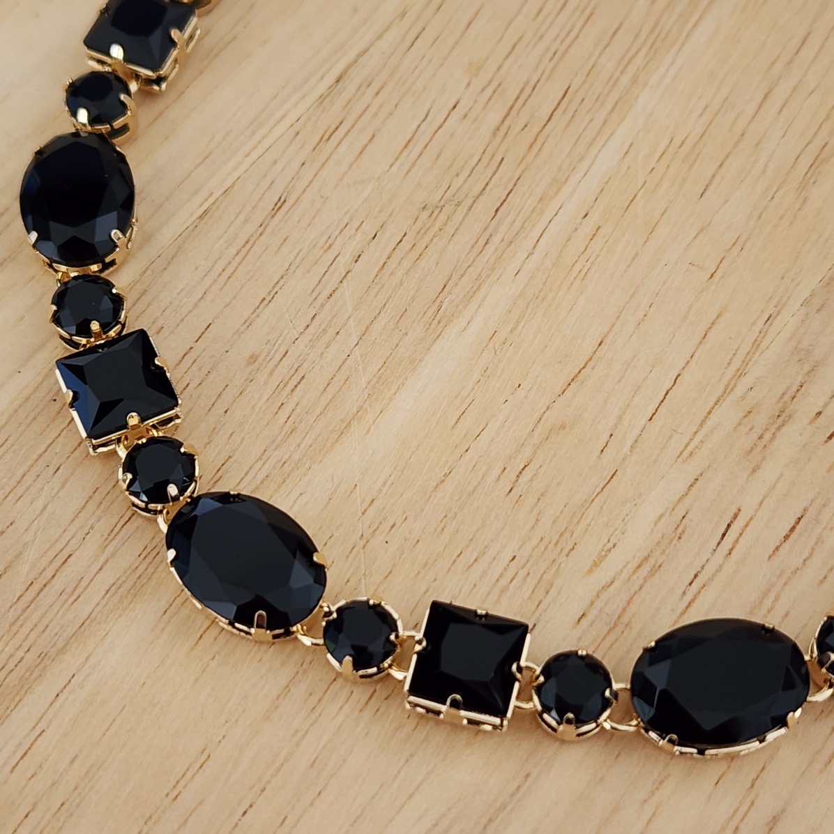 COLAR CHOKER LUXO PEDRAS FORMAS PRETAS