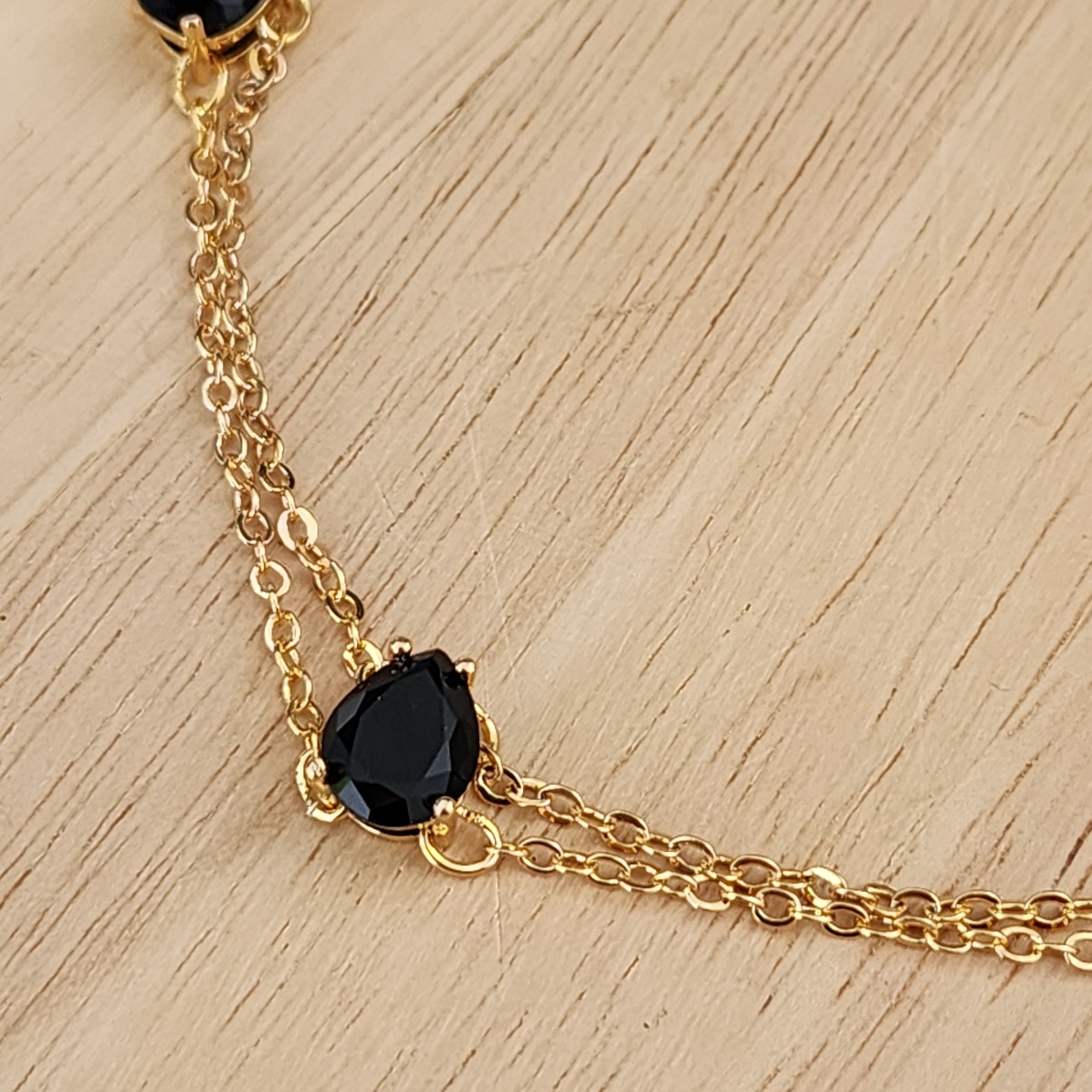 COLAR CHOKER LUXO PEDRAS GOTAS PRETAS DOIS FIOS