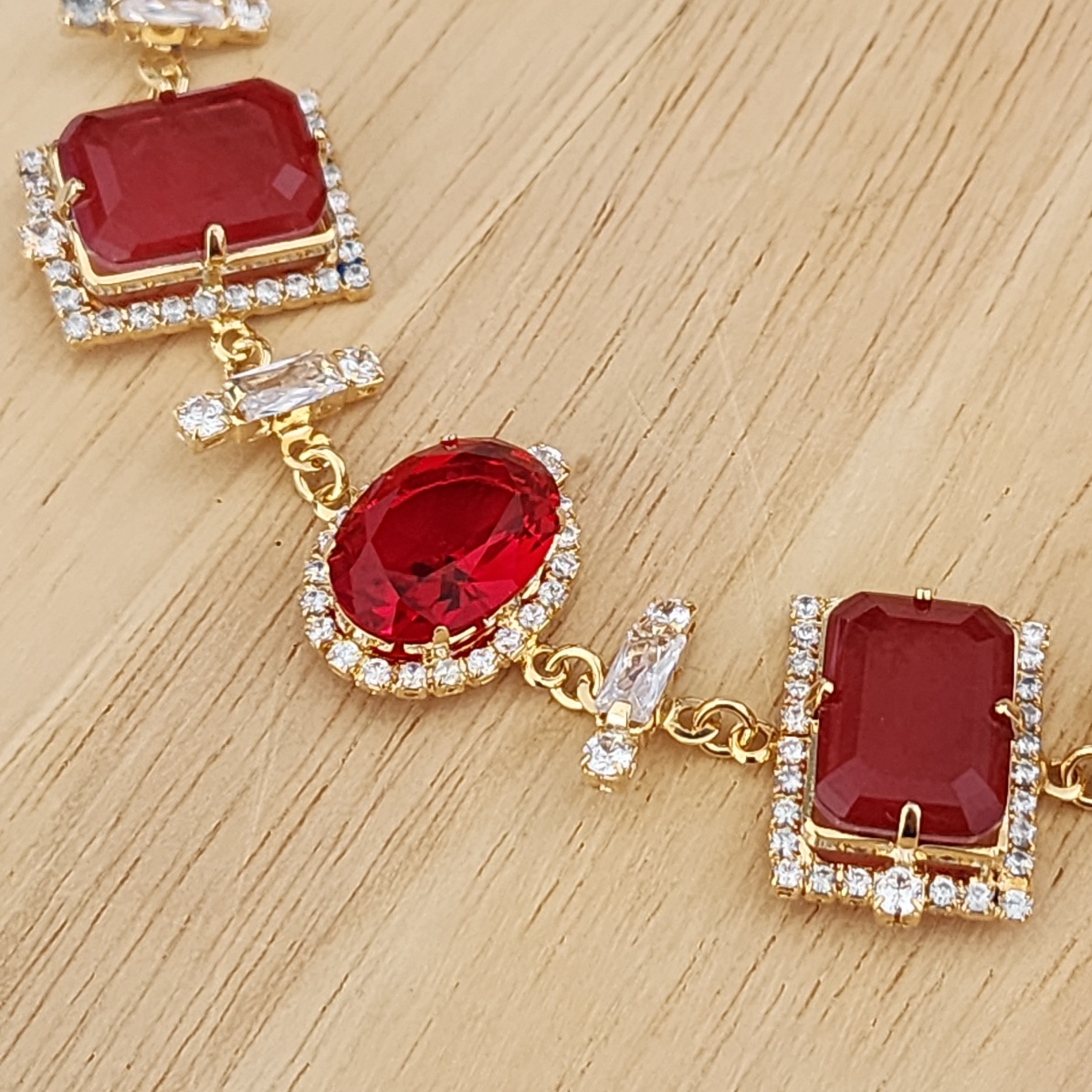 COLAR LUXO PEDRAS PRETAS VERMELHAS