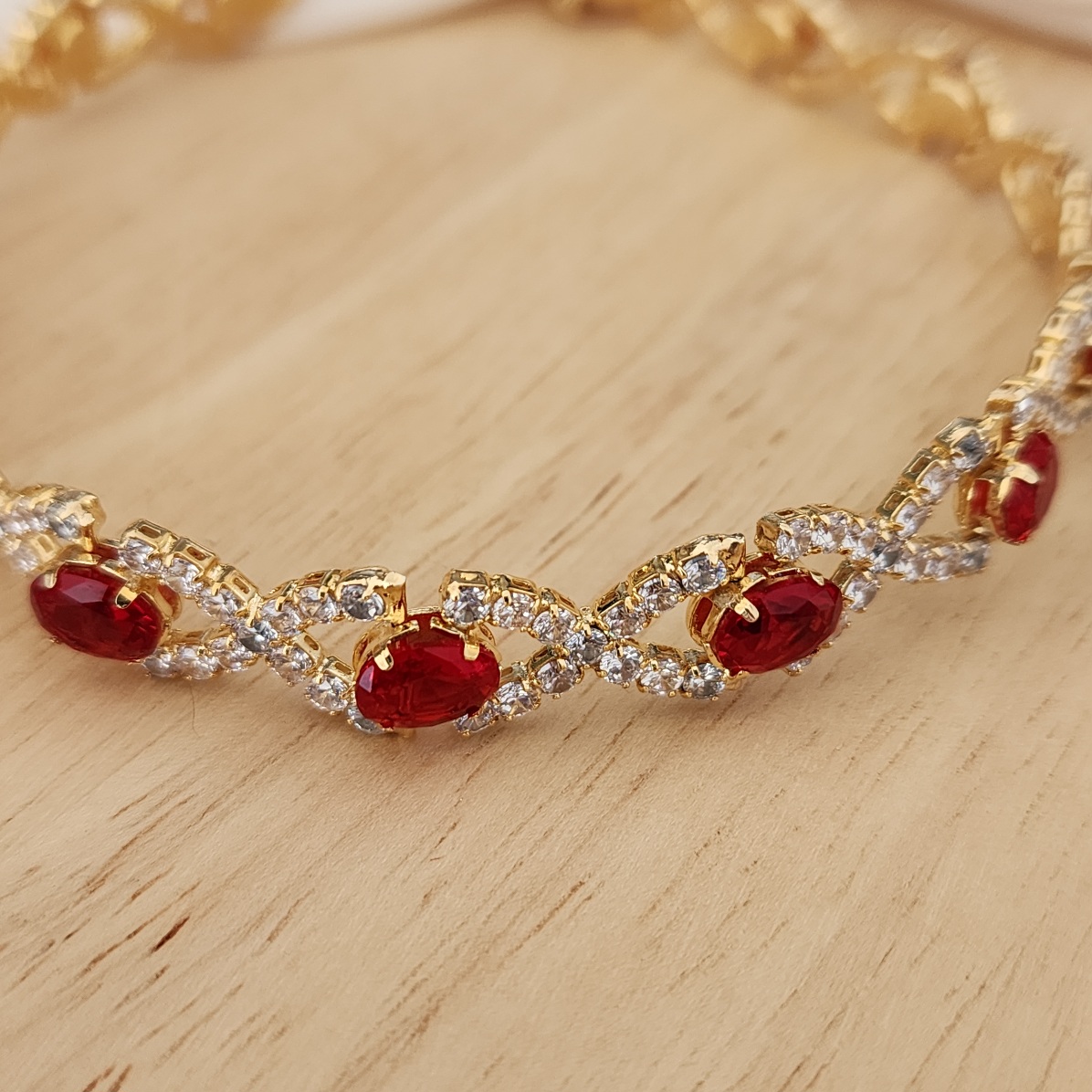COLAR CHOKER LUXO PEDRAS PRETAS VERMELHAS