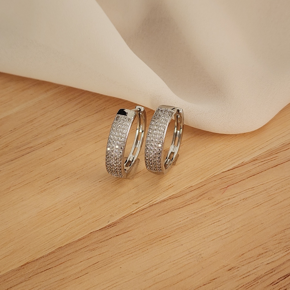 BRINCO ARGOLA CRAVEJADA MICROZIRCÔNIAS QUATRO FIOS